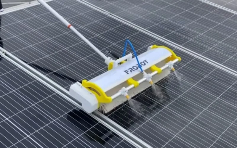 Solar Panel Cleaning Methods: Manual or Robotic Systems?